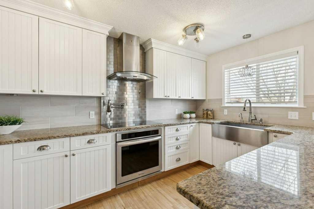 232 Oakmere Place, Chestermere, AB - Indoor Photo Showing Kitchen With Upgraded Kitchen