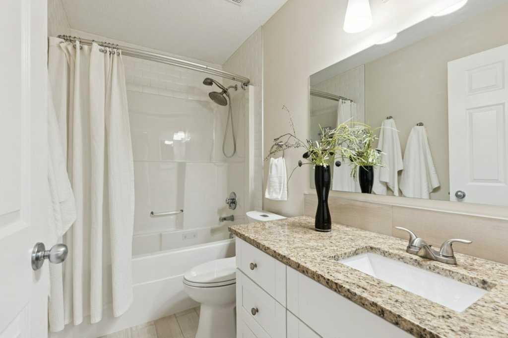 232 Oakmere Place, Chestermere, AB - Indoor Photo Showing Bathroom