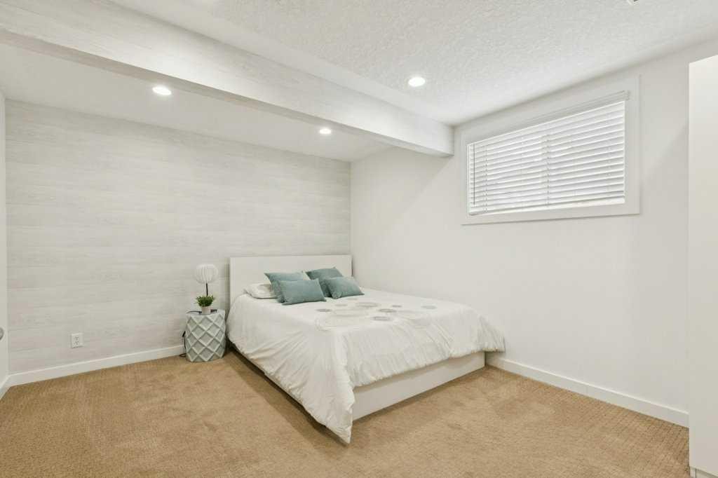 232 Oakmere Place, Chestermere, AB - Indoor Photo Showing Bedroom