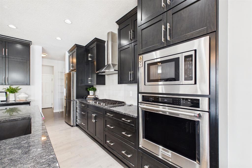 29 Evansglen Place Nw, Calgary, AB - Indoor Photo Showing Kitchen With Upgraded Kitchen