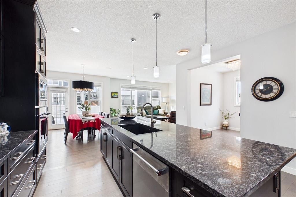 29 Evansglen Place Nw, Calgary, AB - Indoor Photo Showing Kitchen With Upgraded Kitchen