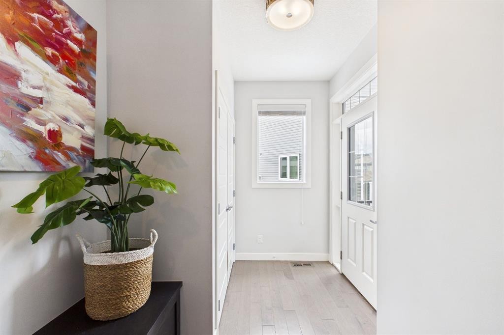 29 Evansglen Place Nw, Calgary, AB - Indoor Photo Showing Other Room