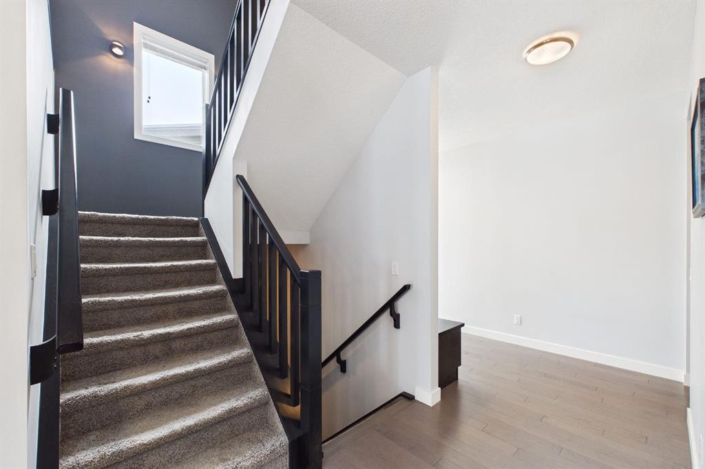 29 Evansglen Place Nw, Calgary, AB - Indoor Photo Showing Other Room