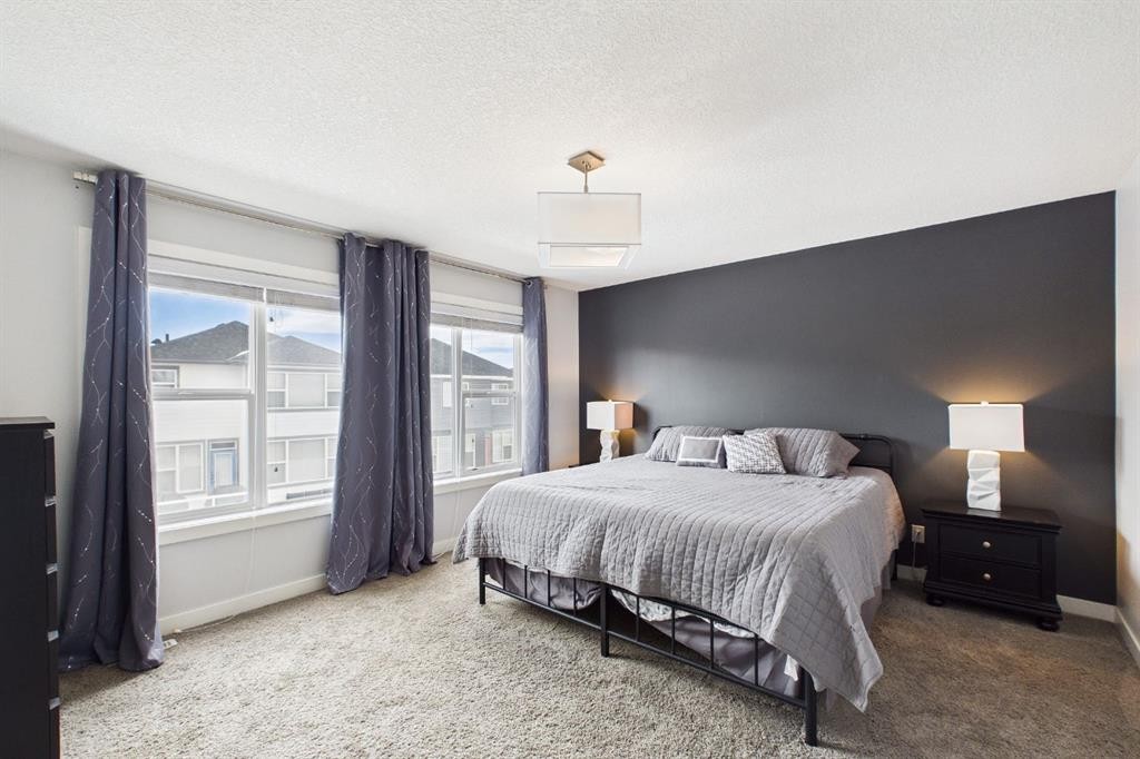 29 Evansglen Place Nw, Calgary, AB - Indoor Photo Showing Bedroom