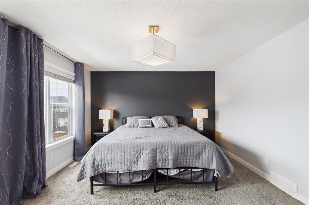 29 Evansglen Place Nw, Calgary, AB - Indoor Photo Showing Bedroom