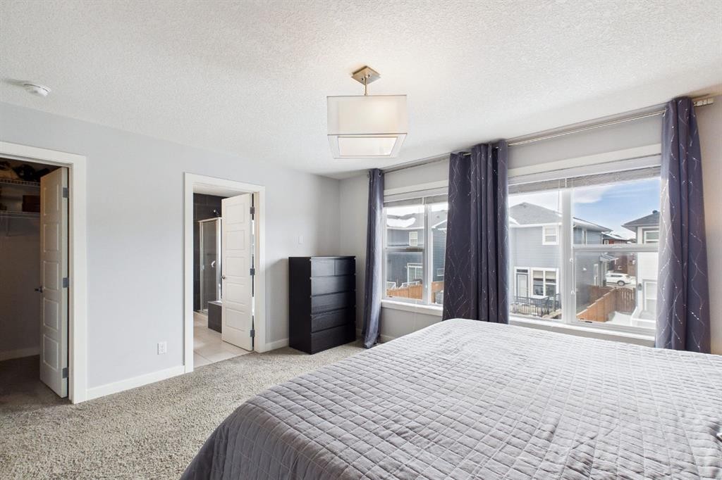 29 Evansglen Place Nw, Calgary, AB - Indoor Photo Showing Bedroom