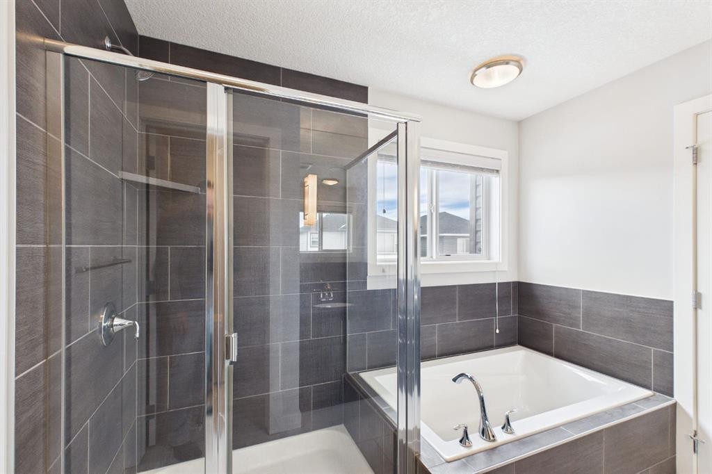 29 Evansglen Place Nw, Calgary, AB - Indoor Photo Showing Bathroom