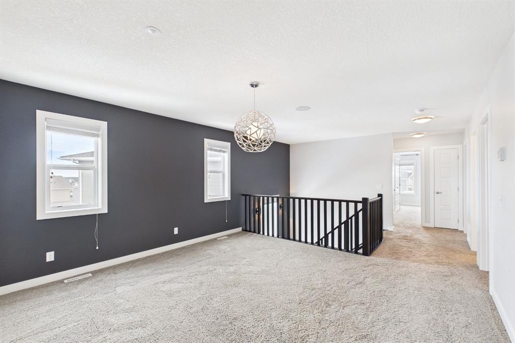 29 Evansglen Place Nw, Calgary, AB - Indoor Photo Showing Other Room