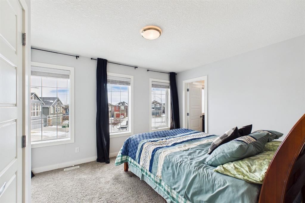 29 Evansglen Place Nw, Calgary, AB - Indoor Photo Showing Bedroom