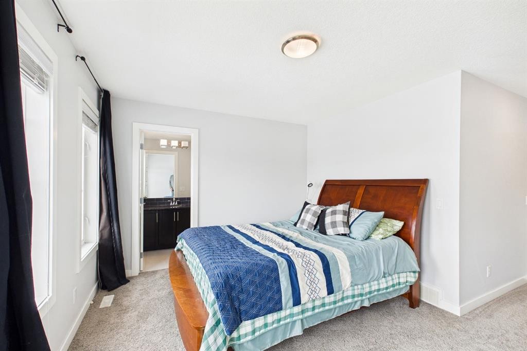 29 Evansglen Place Nw, Calgary, AB - Indoor Photo Showing Bedroom
