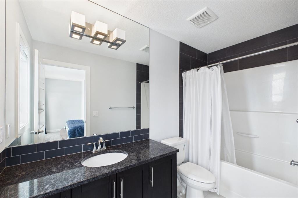 29 Evansglen Place Nw, Calgary, AB - Indoor Photo Showing Bathroom