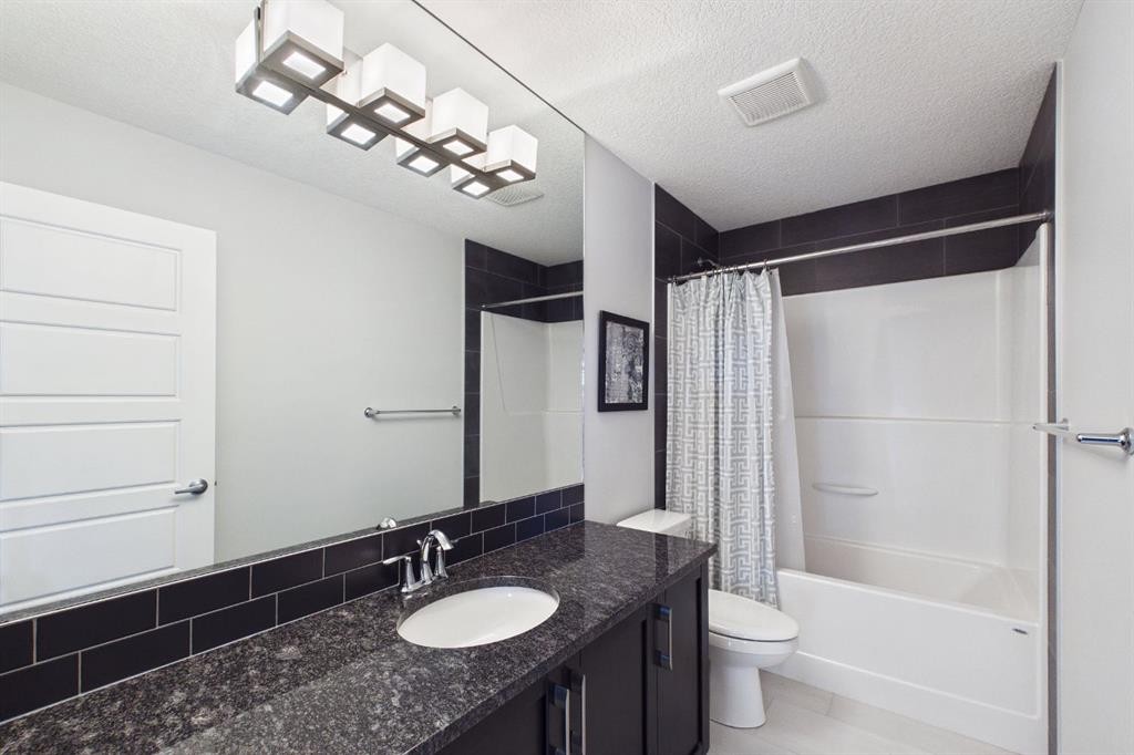 29 Evansglen Place Nw, Calgary, AB - Indoor Photo Showing Bathroom