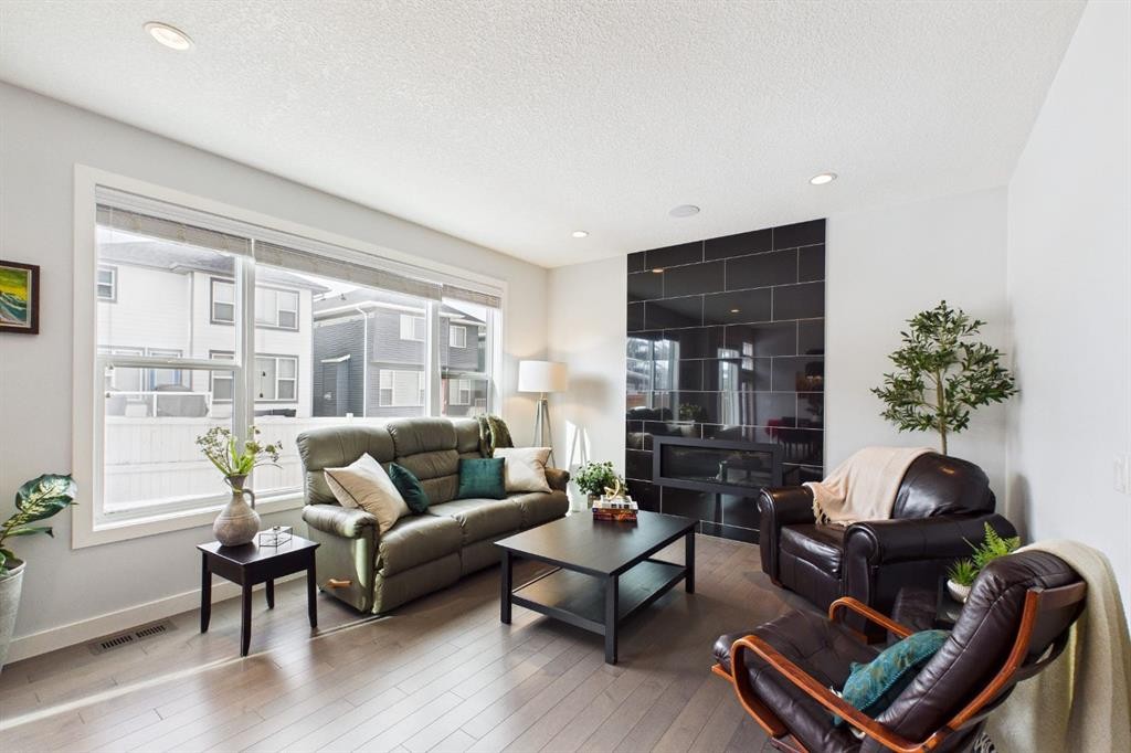 29 Evansglen Place Nw, Calgary, AB - Indoor Photo Showing Living Room