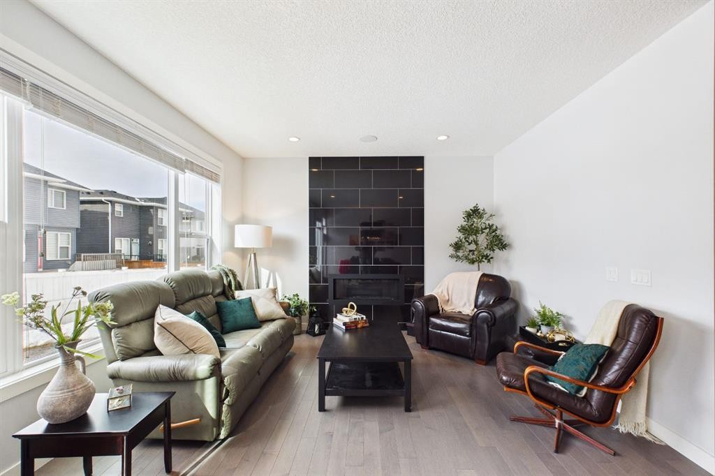 29 Evansglen Place Nw, Calgary, AB - Indoor Photo Showing Living Room