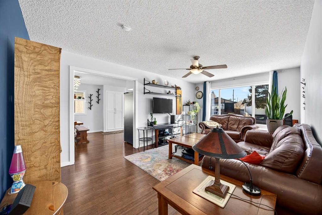 52 Dover Ridge Place Se, Calgary, AB - Indoor Photo Showing Living Room