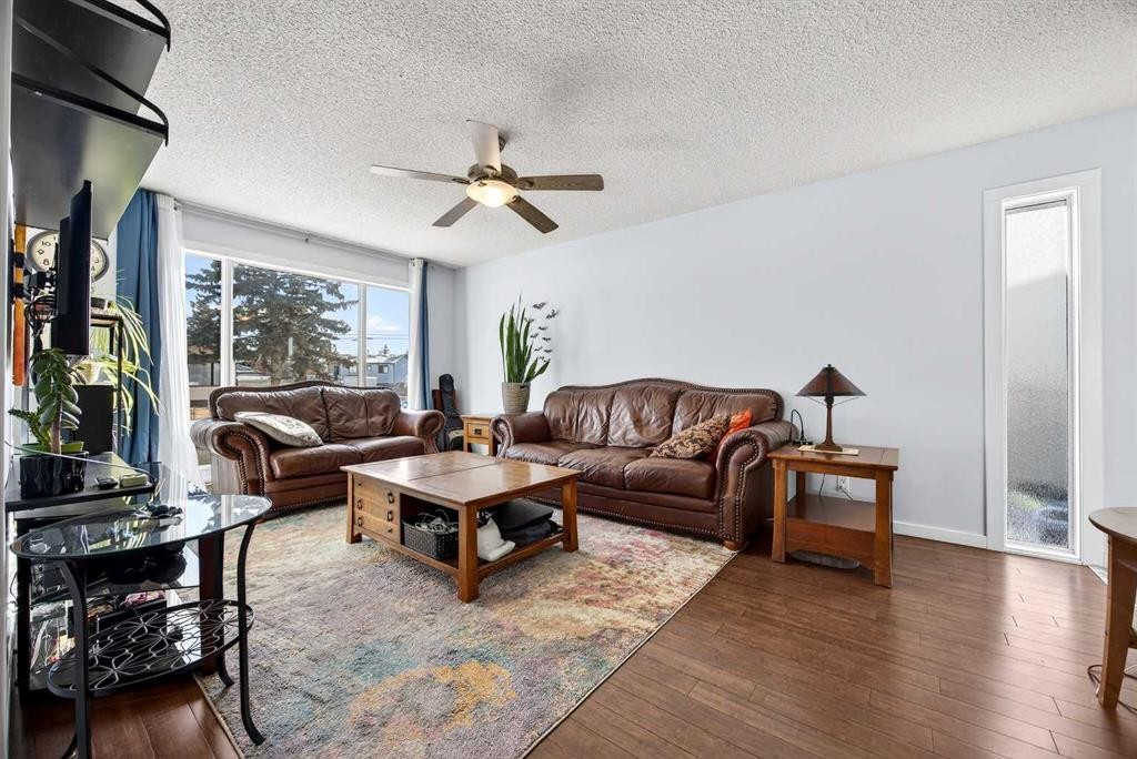 52 Dover Ridge Place Se, Calgary, AB - Indoor Photo Showing Living Room