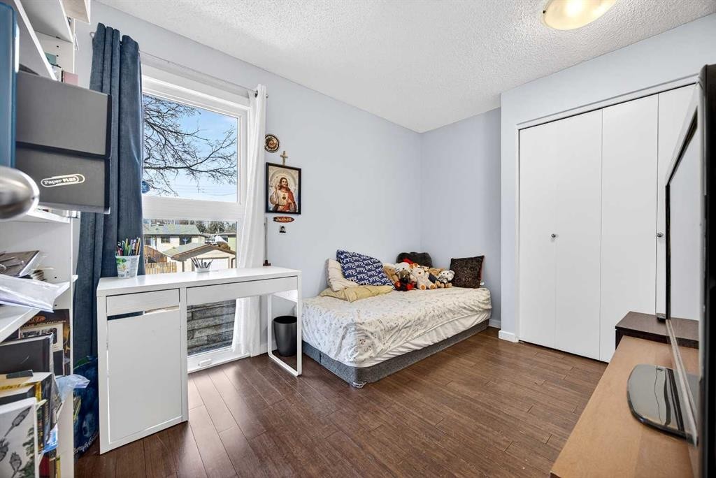 52 Dover Ridge Place Se, Calgary, AB - Indoor Photo Showing Bedroom