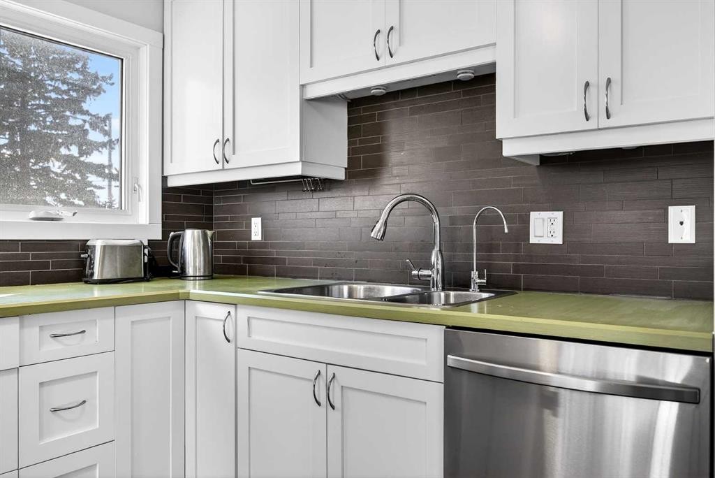 52 Dover Ridge Place Se, Calgary, AB - Indoor Photo Showing Kitchen With Double Sink With Upgraded Kitchen