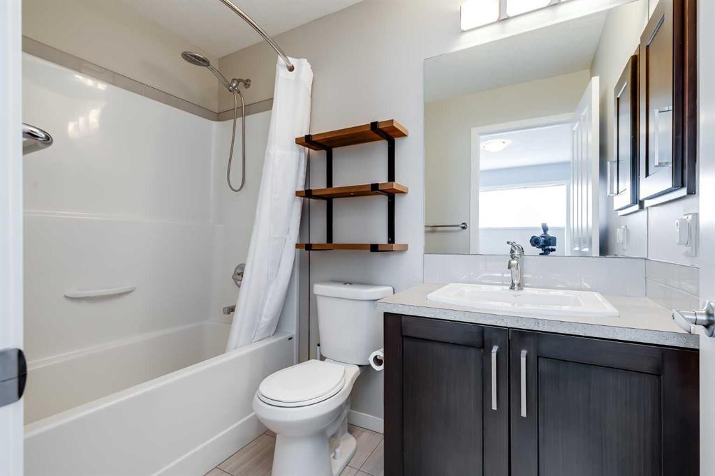 20 Copperpond Rise Se, Calgary, AB - Indoor Photo Showing Bathroom