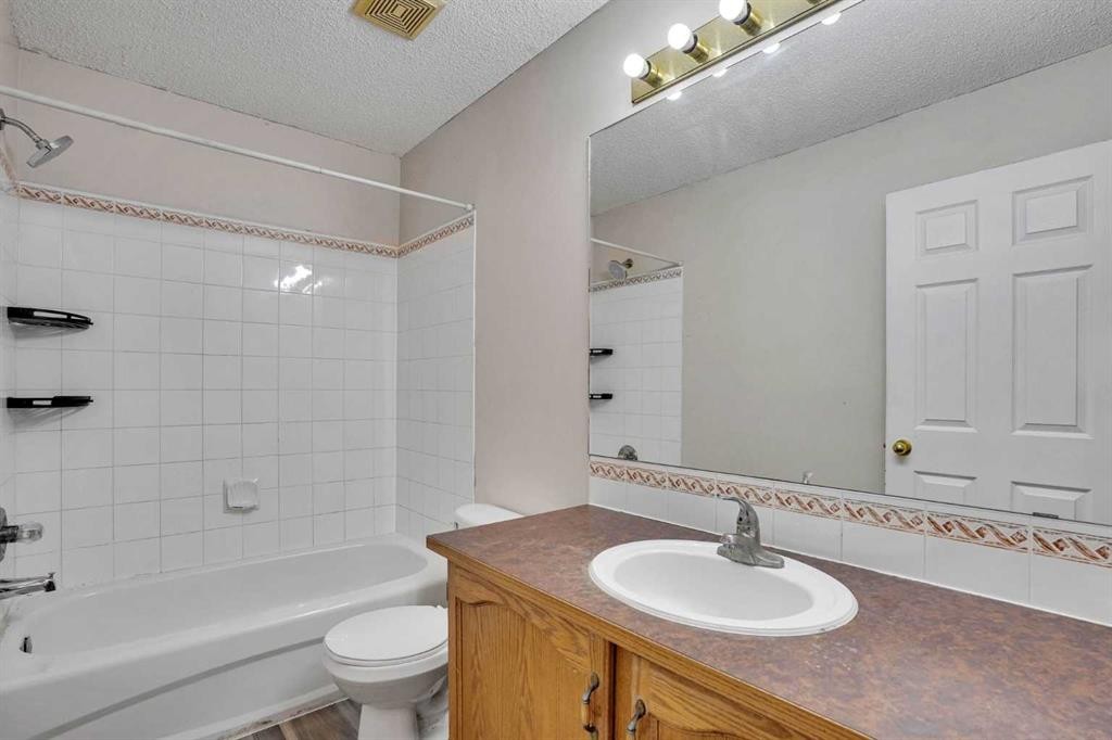 17 Taracove Crescent Ne, Calgary, AB - Indoor Photo Showing Bathroom