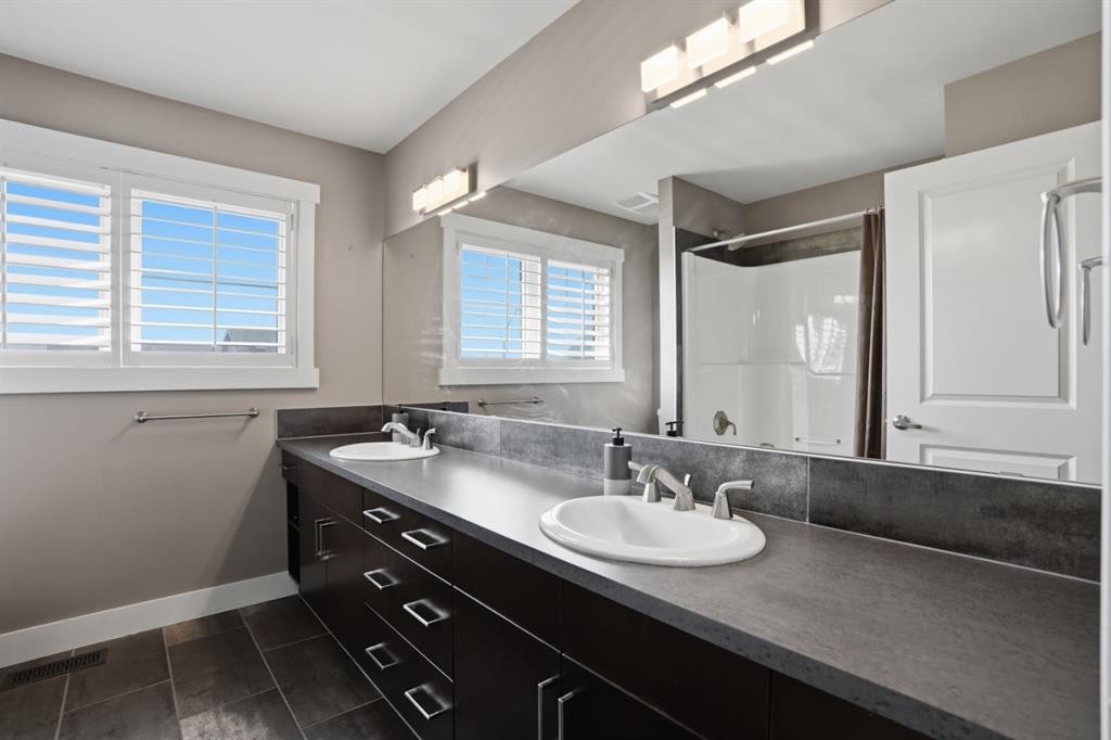 595 Panamount Boulevard Nw, Calgary, AB - Indoor Photo Showing Bathroom