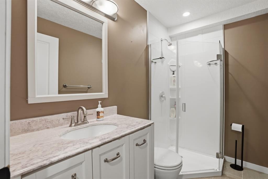595 Panamount Boulevard Nw, Calgary, AB - Indoor Photo Showing Bathroom