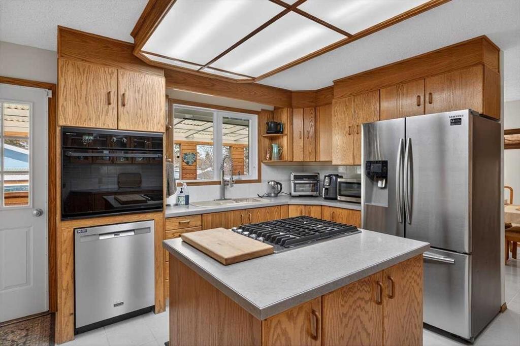 382 Ellis Crescent Se, High River, AB - Indoor Photo Showing Kitchen