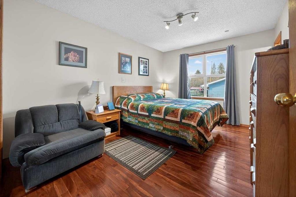382 Ellis Crescent Se, High River, AB - Indoor Photo Showing Bedroom