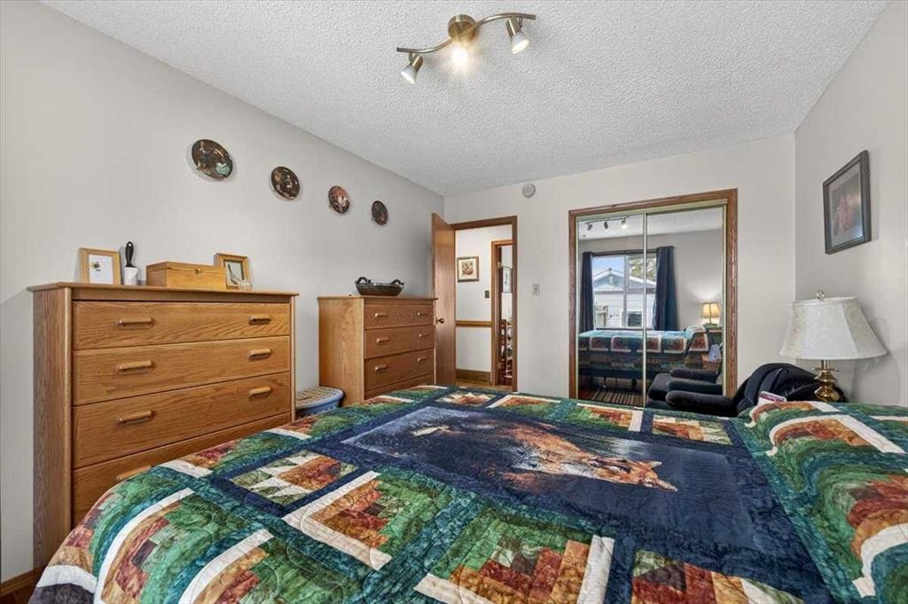 382 Ellis Crescent Se, High River, AB - Indoor Photo Showing Bedroom