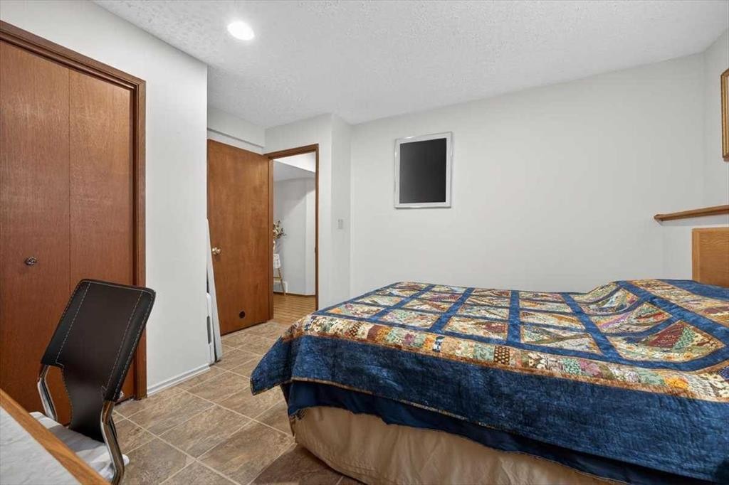 382 Ellis Crescent Se, High River, AB - Indoor Photo Showing Bedroom