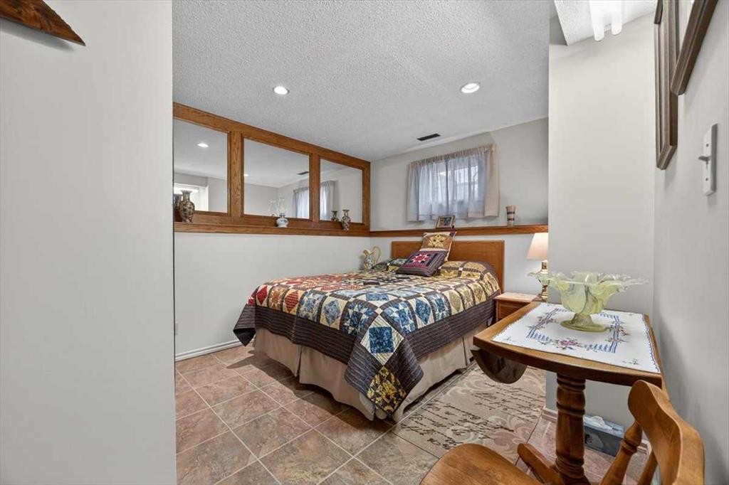 382 Ellis Crescent Se, High River, AB - Indoor Photo Showing Bedroom