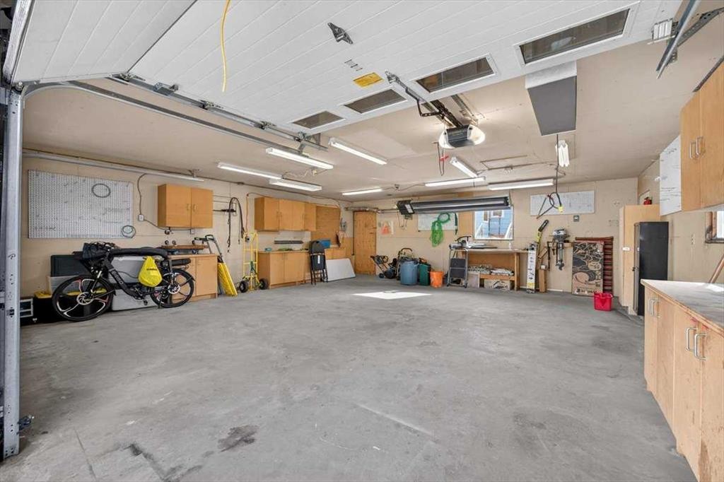 382 Ellis Crescent Se, High River, AB - Indoor Photo Showing Garage