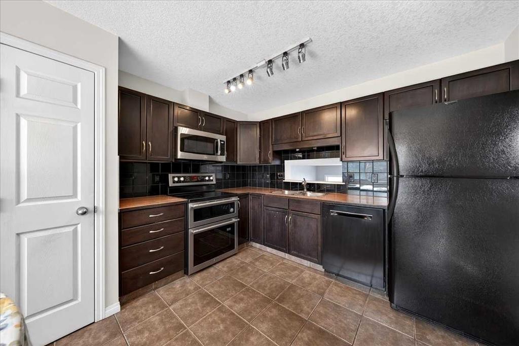 99 Copperfield Court Se, Calgary, AB - Indoor Photo Showing Kitchen