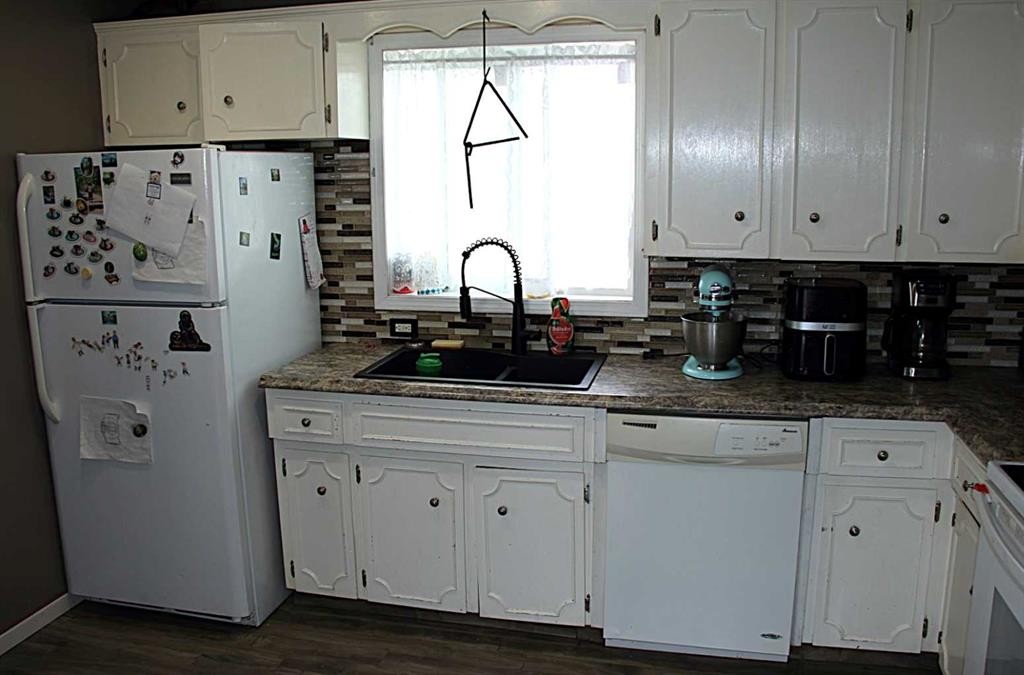 52 Fallingworth Court, Calgary, AB - Indoor Photo Showing Kitchen With Double Sink