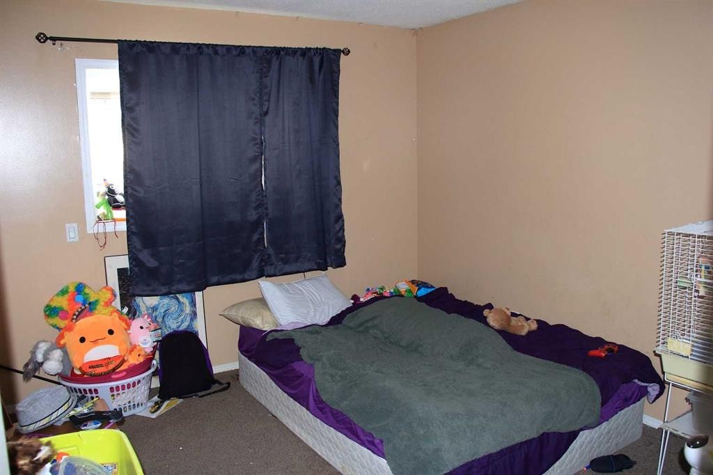 52 Fallingworth Court, Calgary, AB - Indoor Photo Showing Bedroom