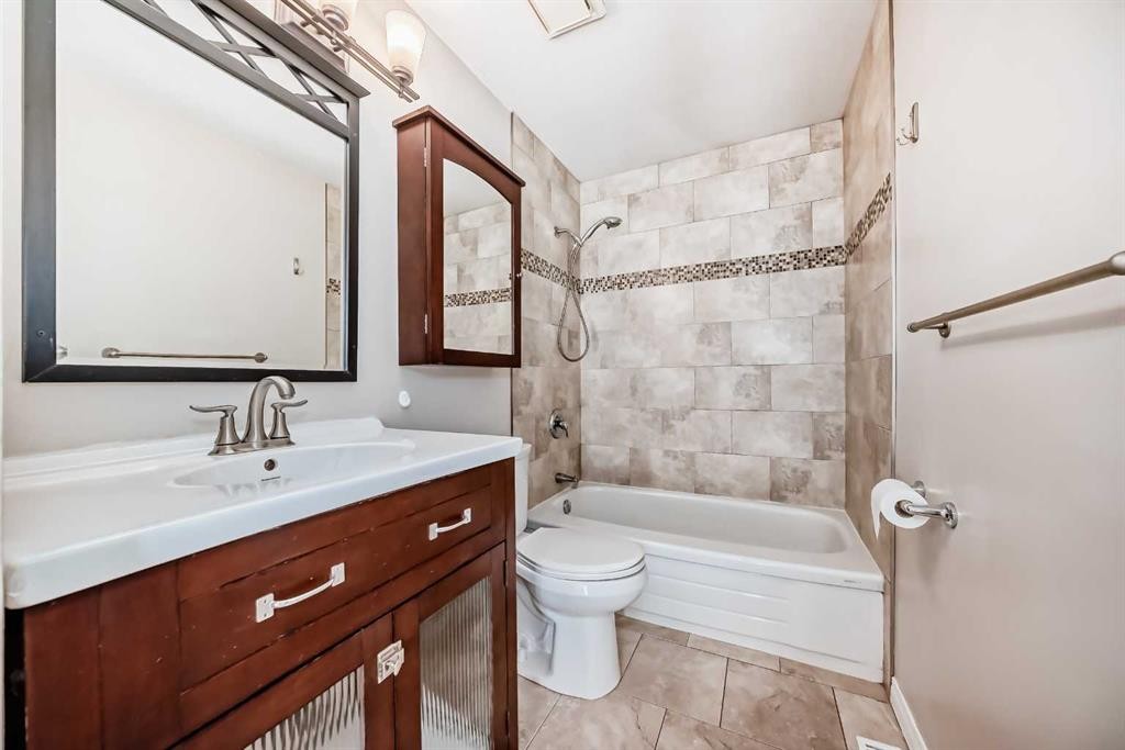 72 Whitehaven Road Ne, Calgary, AB - Indoor Photo Showing Bathroom