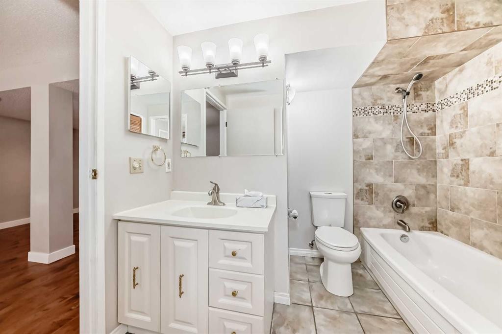 72 Whitehaven Road Ne, Calgary, AB - Indoor Photo Showing Bathroom