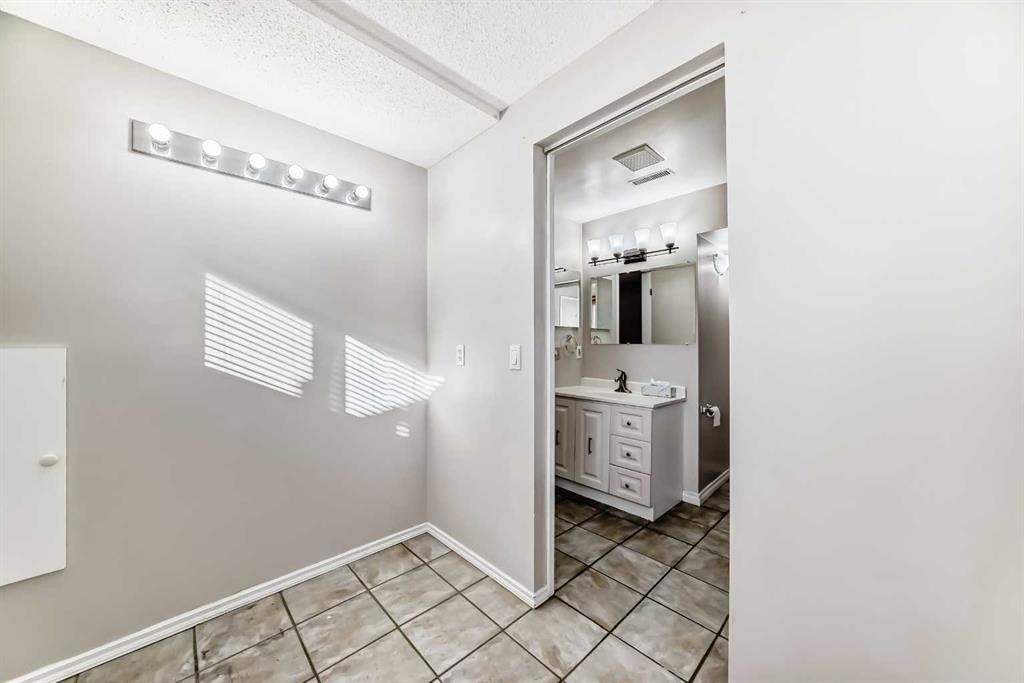 72 Whitehaven Road Ne, Calgary, AB - Indoor Photo Showing Other Room