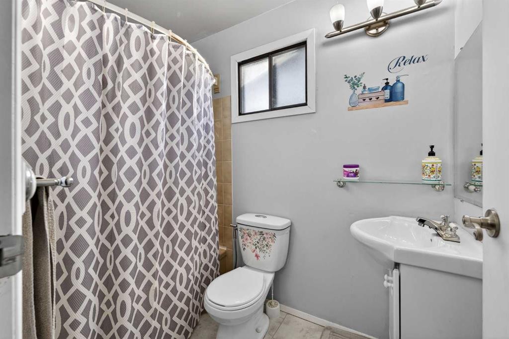 195 Fallswater Road Ne, Calgary, AB - Indoor Photo Showing Bathroom