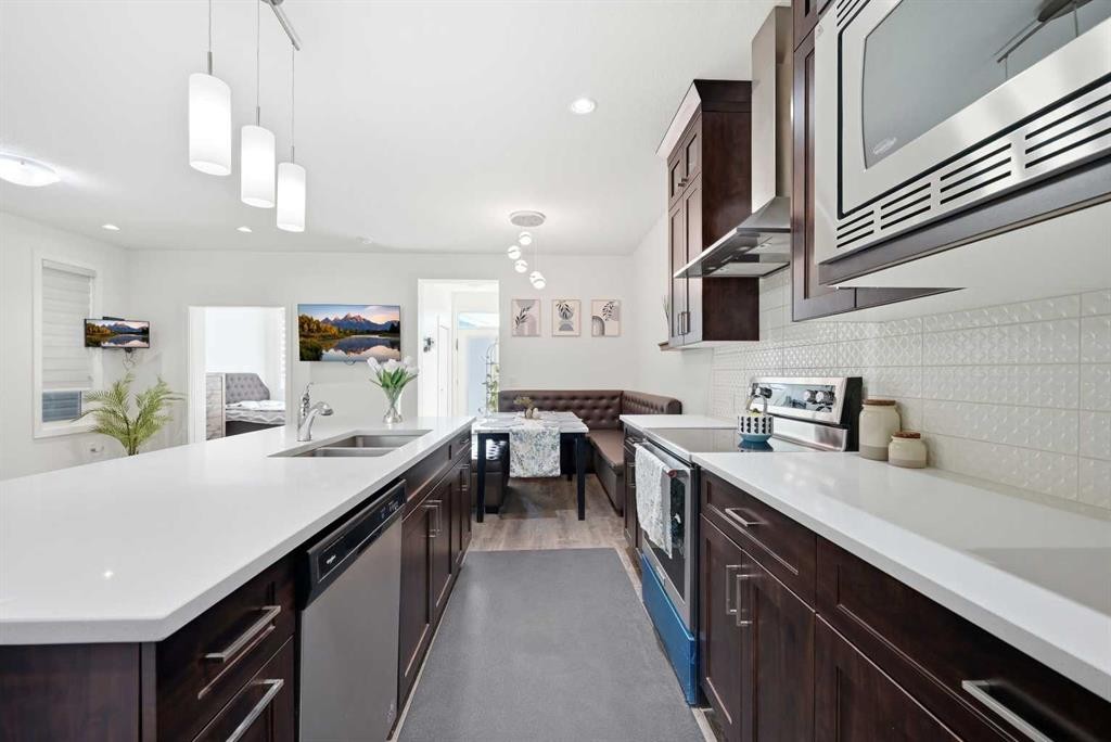 15 Corner Meadows Common Ne, Calgary, AB - Indoor Photo Showing Kitchen With Double Sink