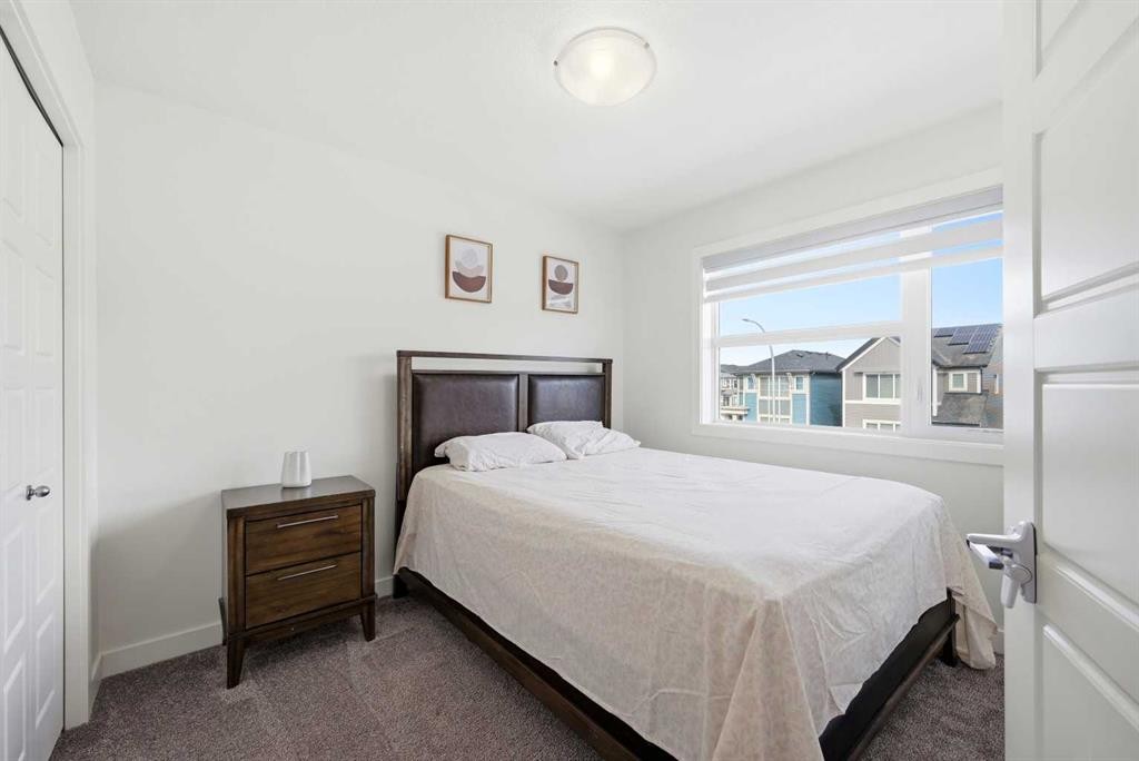 15 Corner Meadows Common Ne, Calgary, AB - Indoor Photo Showing Bedroom
