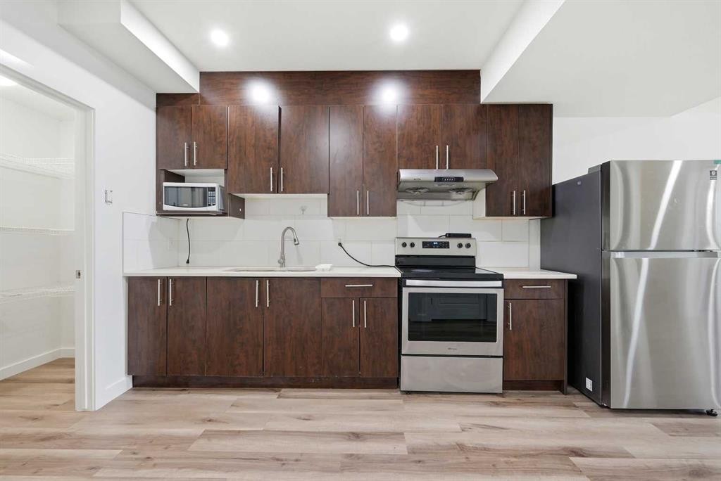 15 Corner Meadows Common Ne, Calgary, AB - Indoor Photo Showing Kitchen