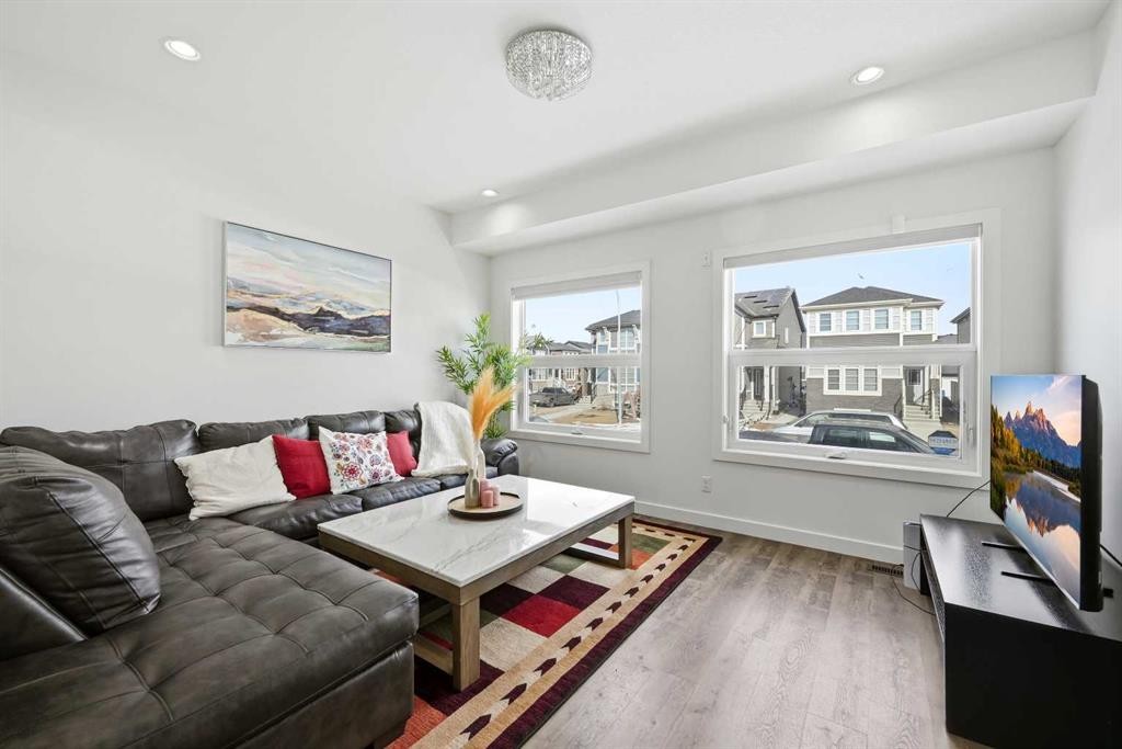 15 Corner Meadows Common Ne, Calgary, AB - Indoor Photo Showing Living Room