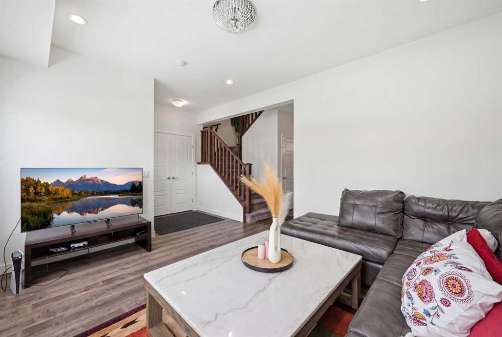 15 Corner Meadows Common Ne, Calgary, AB - Indoor Photo Showing Living Room