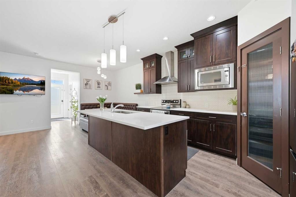 15 Corner Meadows Common Ne, Calgary, AB - Indoor Photo Showing Kitchen With Upgraded Kitchen