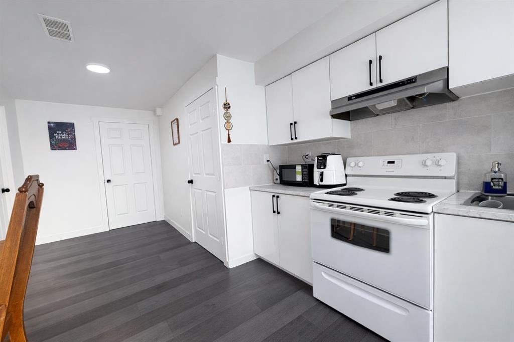 292 Rainbow Falls Drive, Chestermere, AB - Indoor Photo Showing Kitchen