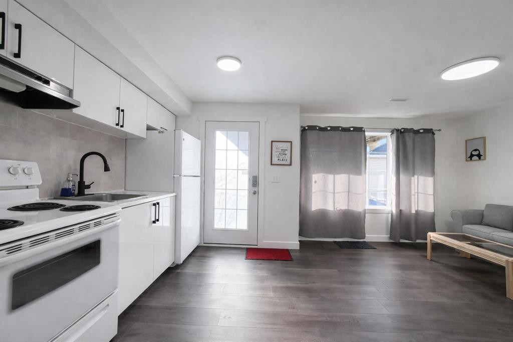 292 Rainbow Falls Drive, Chestermere, AB - Indoor Photo Showing Kitchen