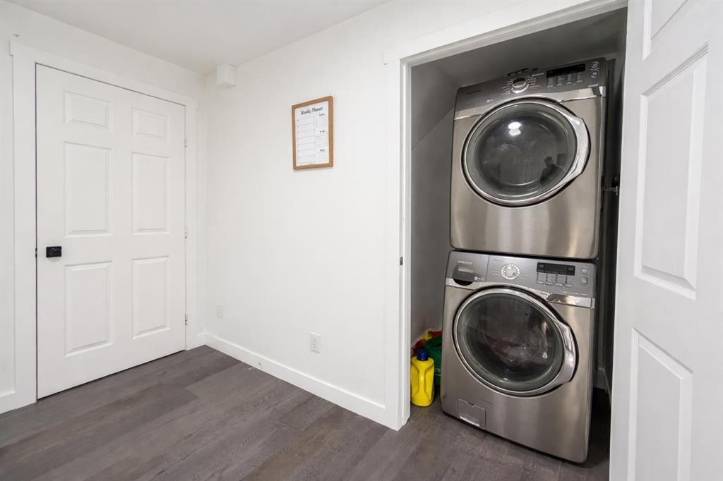 292 Rainbow Falls Drive, Chestermere, AB - Indoor Photo Showing Laundry Room