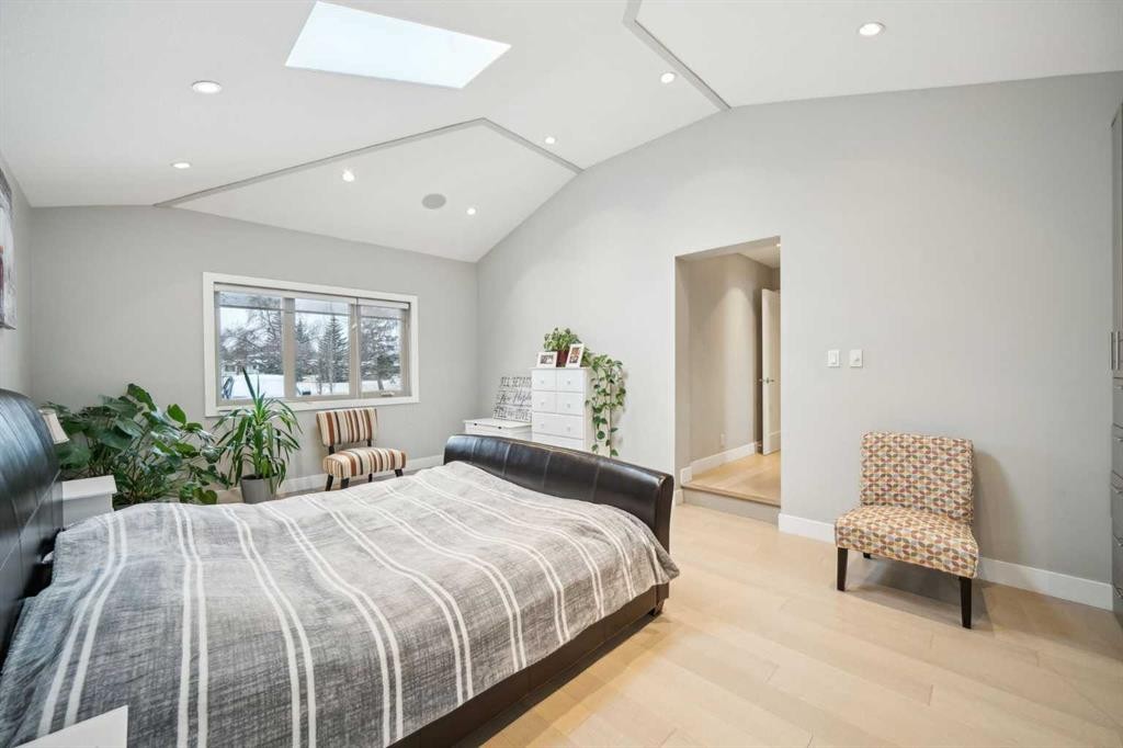 16 Meadowlark Crescent Sw, Calgary, AB - Indoor Photo Showing Bedroom