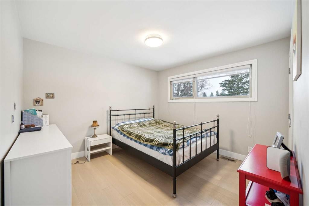 16 Meadowlark Crescent Sw, Calgary, AB - Indoor Photo Showing Bedroom